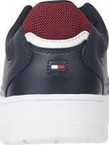 Zapatillas urbanas Tommy Hilfiger color azul marino, con cordones, suela blanca y detalles en rojo. Logo de la marca en el lateral y la lengüeta.