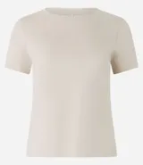 Remera básica de media malla color blanco, con cuello redondo y mangas cortas.