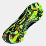 Championes de fútbol Joma modelo PCUW2501FG, color negro con detalles en amarillo neón, verde lima y azul iridiscente en la suela. Presentan un cuello de tejido elástico y el logo Joma en blanco.