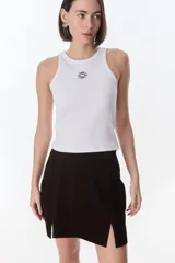 Musculosa blanca de morley con cuello redondo y logo bordado en el pecho.
