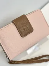 Billetera grande de cuero rosa con cierre de cremallera y correa de muñeca marrón. Tiene un aplique marrón con el logo de la marca en el frente.