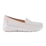 Zapato casual Korium color beige, de tela, con detalle de costuras en la puntera y suela de goma.