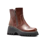 Botas marrones de cuero sintético con plataforma y cierre lateral.