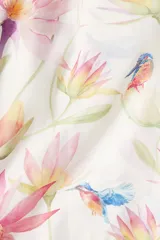 Vestido midi con breteles spaghetti ajustables extraíble. Cuerpo fruncido con escote recto de volados, costura fruncida en la cintura y pollera con leve vuelo. Estampado de flores y aves. Sin forrar.