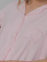 Conjunto de pijama marca Pillow Talk, compuesto por camisa de mangas cortas con solapa y bolsillo, y pantalón largo con cintura elastizada y lazo de ajuste. Diseño a rayas verticales rosas y blancas.