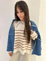 Sweater tejido color marrón con rayas horizontales blancas, cuello redondo y corte holgado.