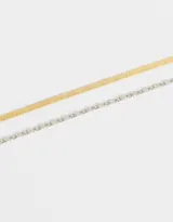 Collar corto de metal dorado y plateado con tres cadenas de diferentes diseños.