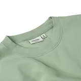Buzo color verde claro, de corte clásico y cuello redondo.