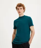 Remera verde oscuro de media malla con cuello medio y manga corta.