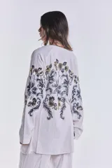 Kimono largo color beige de lino, con mangas largas y bordado de lentejuelas en los hombros.