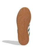 Championes Adidas Grand Court Alpha color verde oscuro con las tres tiras laterales en blanco y suela blanca con base marrón.
