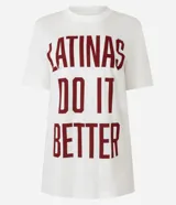 Remera blanca de algodón con cuello redondo y mangas cortas. Estampa frontal con la frase "Latinas Do It Better" en color rojo.