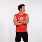 Chaleco de entrenamiento blanco sin mangas con logo de Umbro en negro, ideal para actividades deportivas.