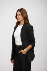 Blazer negro de corte relajado, con solapas de muesca y mangas tres cuartos ajustables con trabilla y botón metálico.