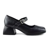Zapato de cuero negro con correa al tobillo y hebilla dorada, punta cuadrada y taco geométrico.