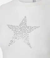 Remera de manga corta y cuello redondo, color blanco, confeccionada en algodón con elastano. Presenta una aplicación frontal de ojales metálicos formando una estrella.