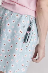 Short de baño estampado en tonos turquesa y rosado, con cordón ajustable en la cintura.