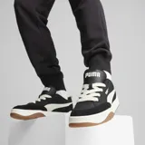 Championes urbanos Puma Park Lifestyle Street, color negro con detalles en blanco y suela color caramelo.