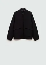 Chaqueta bomber negra con cierre frontal y bolsillos laterales.