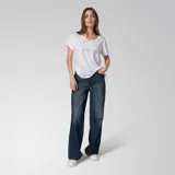 Pantalón de jean celeste, de corte wide leg, con cierre de cremallera, diseño de cinco bolsillos, remache con el logotipo de marca en el bolsillo de mano, parche con el logotipo de Cat en la cintura trasera y etiqueta triangular envolvente en el bolsillo de parche trasero.