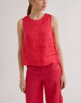 Musculosa roja de lino, con escote redondo y cierre metálico a la vista en la espalda.