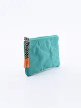 Monedero pequeño color verde con cierre superior y tirador de cordón multicolor.