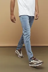 Pantalón de jean celeste de corte recto.