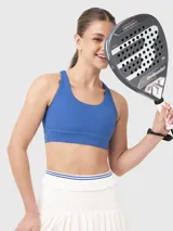 Top deportivo azul con breteles cruzados en la espalda y logo estampado en el frente.