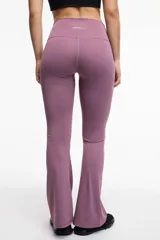 Calza negra de tiro alto con corte Oxford.