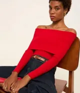 Blusa roja de punto canelado con escote hombro a hombro y mangas largas.