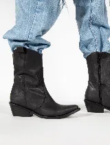Bota texana negra de cuero, con caña media, punta fina y taco bajo.