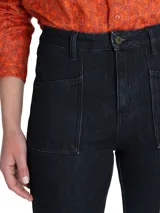 Pantalón de jean RKF modelo Noa, estilo cargo, color azul oscuro, de tiro alto y corte recto. Confeccionado en algodón orgánico con tecnología Natural Flex.
