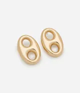 Par de aros dorados con forma ovalada y doble orificio.