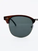 Lentes de sol con montura marrón carey y marco inferior metálico plateado.