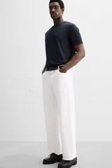 Camiseta blanca de cuello redondo y manga corta, corte regular.