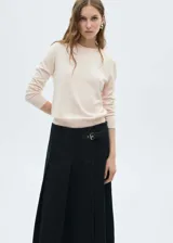 Sweater rosa pálido de punto fino con cuello redondo y mangas largas.