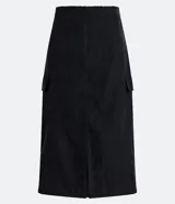 Pollera midi negra de cupro con cintura elástica, abertura frontal y bolsillos cargo laterales.