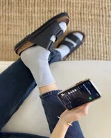 Sandalia negra de estilo cómodo, diseñada para ser usada con medias, ideal para cualquier ocasión.