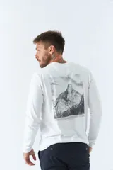 Remera blanca de manga larga con cuello redondo y logo estampado en el pecho.