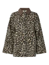 Chaqueta de denim con estampado animal print, cuello marrón y botones negros.
