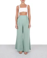 Pantalón palazzo color verde agua, de tiro alto y corte amplio.