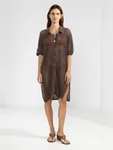 Camisa larga marrón de punto calado con cuello clásico, manga corta y cierre frontal con botones.