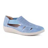Zapato casual Korium Confort Jessie color azul marino con detalles perforados y elástico superior.