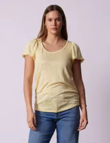 Remera tejida color amarillo, marca French Loundry. Manga corta con detalle de puntilla.