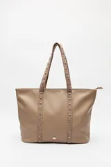 Bolso shopper de símil cuero color beige, con asas largas decoradas con tachas metálicas.