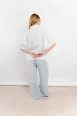 Camisa blanca de lino con cuello clásico y mangas cortas acampanadas.