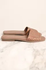 Sandalias bajas color marrón claro con capellada trenzada y plantilla con logo de la marca.