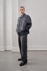 Campera de jean gris oscuro con bolsillos frontales y cierre con botones.