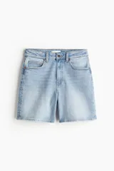 Short de jean celeste de tiro alto, con cinco bolsillos y cierre con botón.
