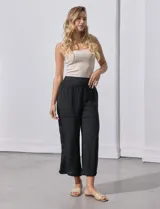 Pantalón palazzo de gasa bambula color beige, marca Nanette. Tiene pretina ancha con elástico en la parte trasera, pierna ancha y short interno.